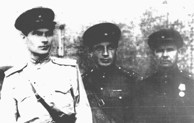 Командование ГГО. 1942&nbsp;год. слева направо: Начальник ленинградского оперативного подразделения ГГО инженер-капитан Гаевский В.Л.; Начальник ГГО ГУГМС КА&nbsp;инженер-капитан Никандров В.Я.; Заместитель начальника ленинградского оперативного подразделения ГГО, старший лейтенант Шестихин Д.Н.