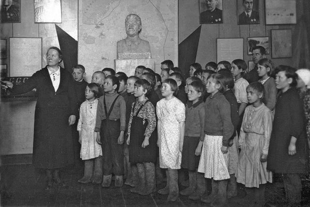  О.&nbsp;А.&nbsp;Вадиковская проводит экскурсию по&nbsp;выставке в&nbsp;Боровичах.&nbsp;1941 год