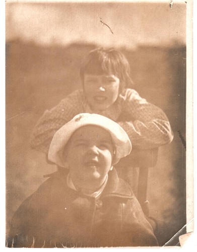Лида Аксенова (внизу), 3 года, 1938 год.