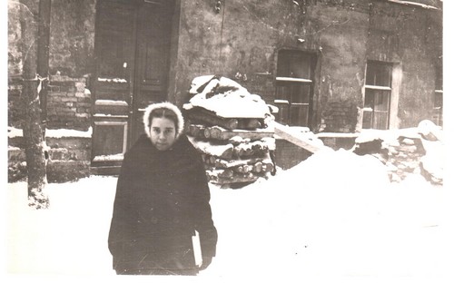 Сестра Эля у подъезда своего дома в Ленинграде. 1958 год.