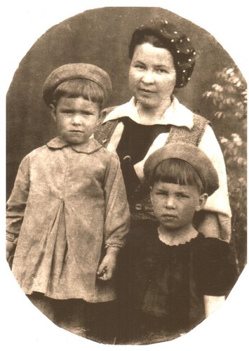Ст. Кореновская, Лида, Эля и Люся. 1 мая 1944 года.