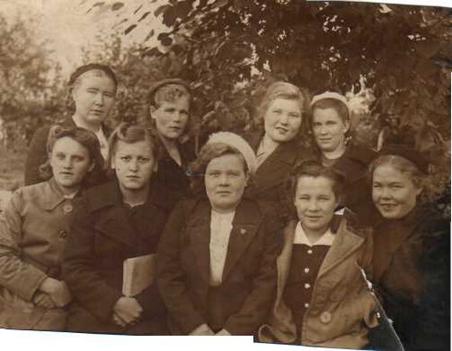 Курсы начальников метеостанций при Северном УГМС в Архангельске в 1945 году. М.М. Шулёва (Бритвина) в нижнем ряду вторая слева.