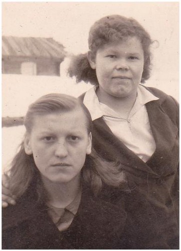 Шулева Мария Матвеевна (слева) и Бритвина Нина Андреевна(справа). 1947 г.