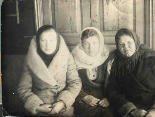 Метеостанция Жар. 1 марта 1947 года.М.М. Шулева (Бритвина) первая слева.